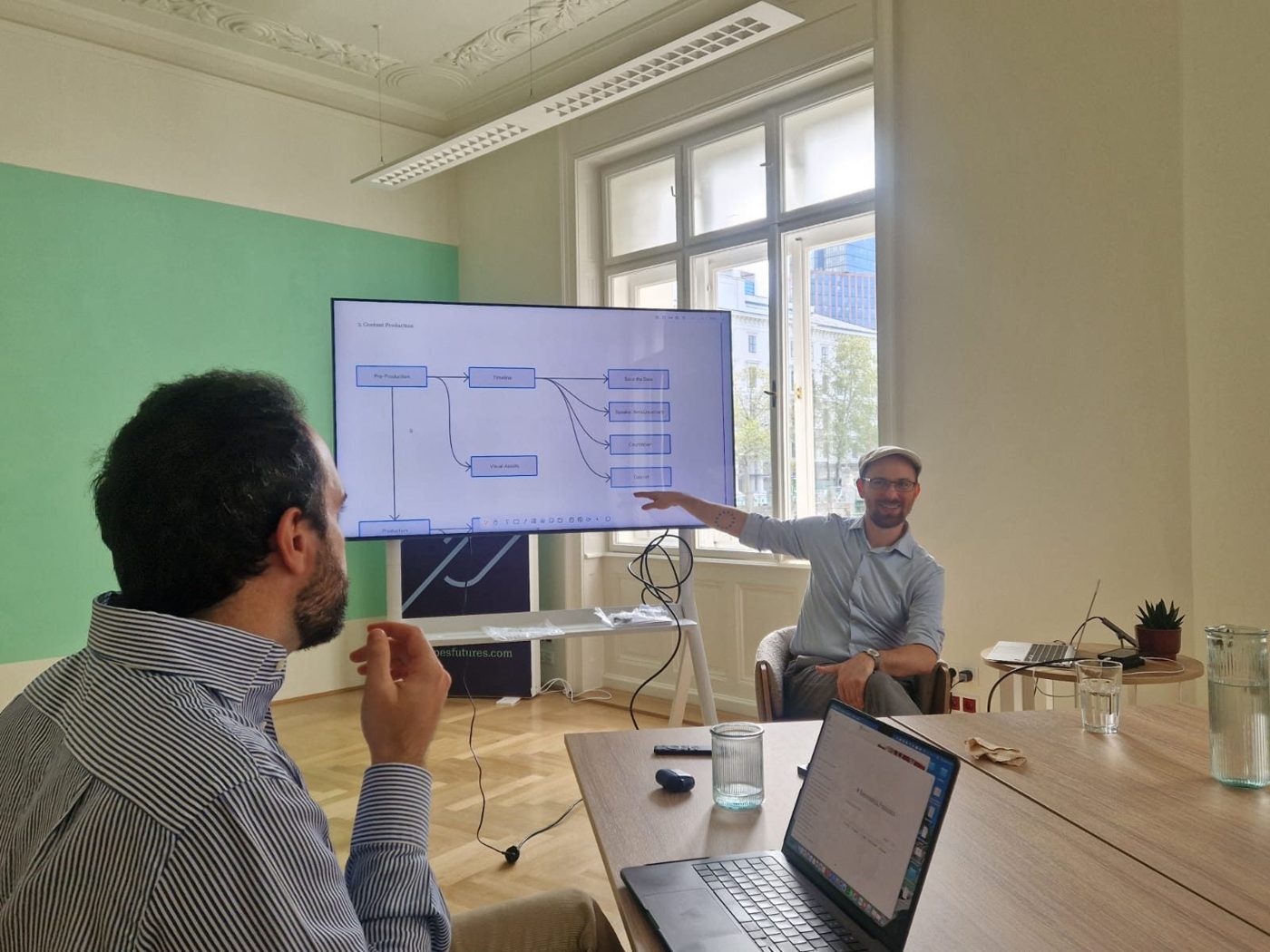 Tommi Enenkel erklärt bei EFI ein Prozessdiagramm am Bildschirm