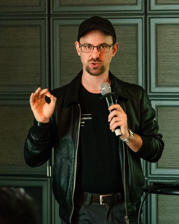 Tommi Enenkel bei einem Vortrag