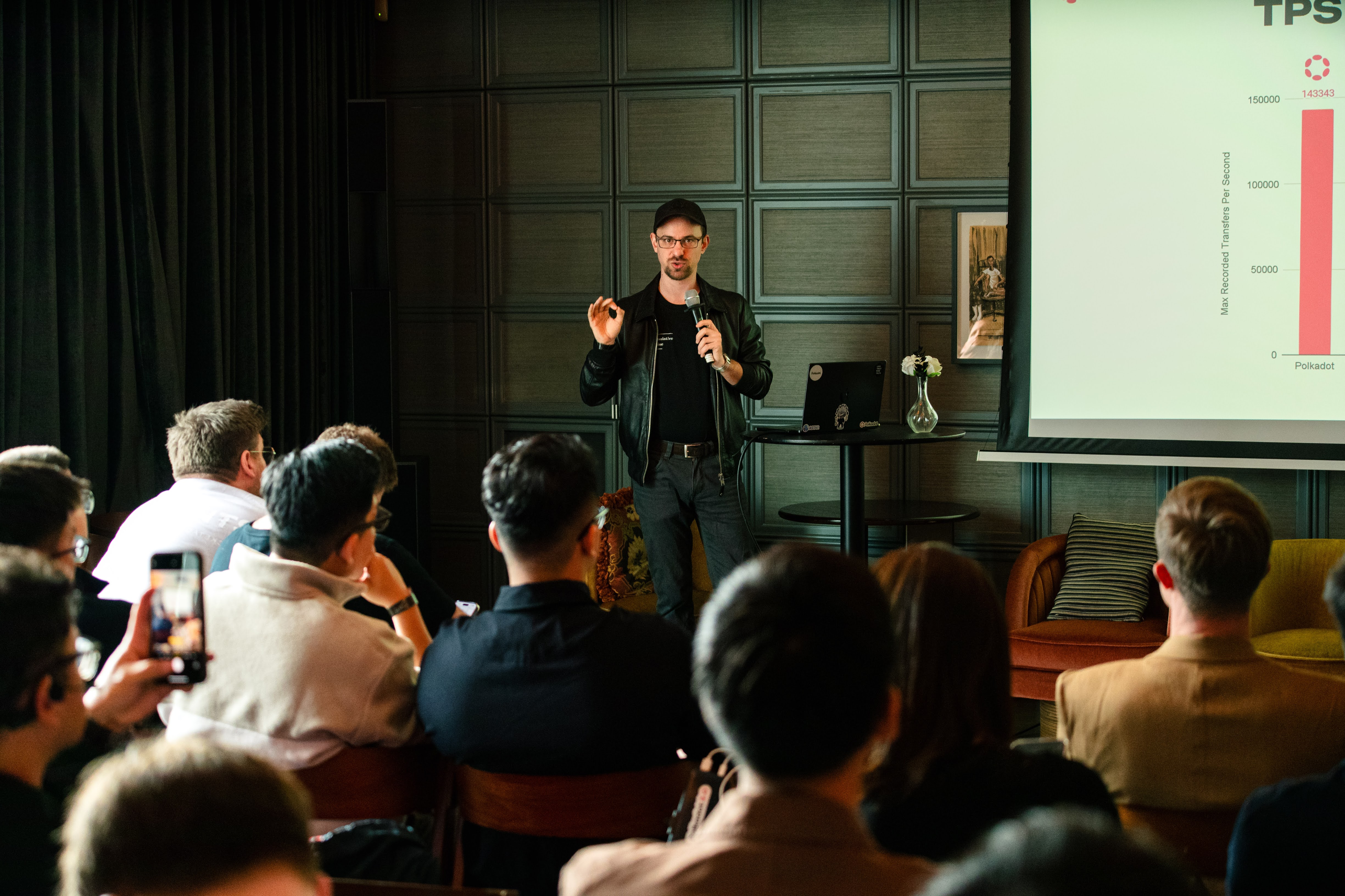 Tommi Enenkel bei einem Vortrag